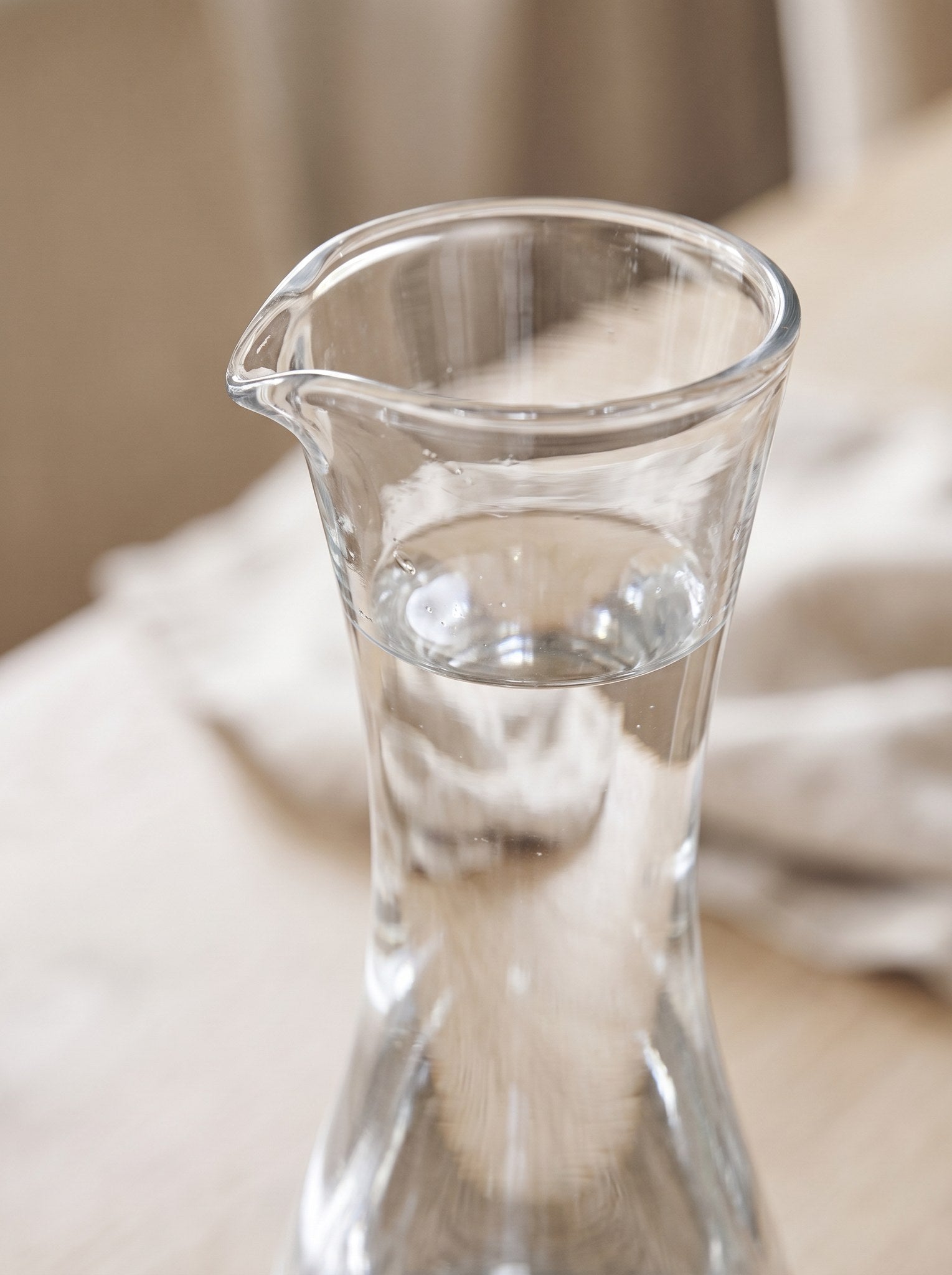 Karaffe aus Glas - Detail von Hals und Ausguss