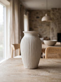 Fiora Vase aus geriffelter Keramik