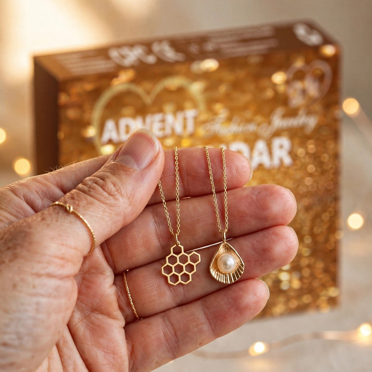 Schmuck-Adventskalender 2026 - 24 goldfarbene Ketten, Ringe und Ohrringe