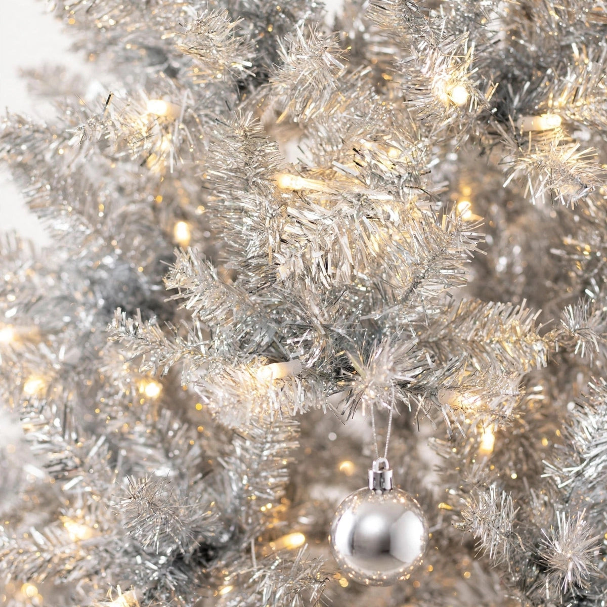 Silberner Lametta-Weihnachtsbaum 1,8 m – Schlank mit 300 LED-Lichtern