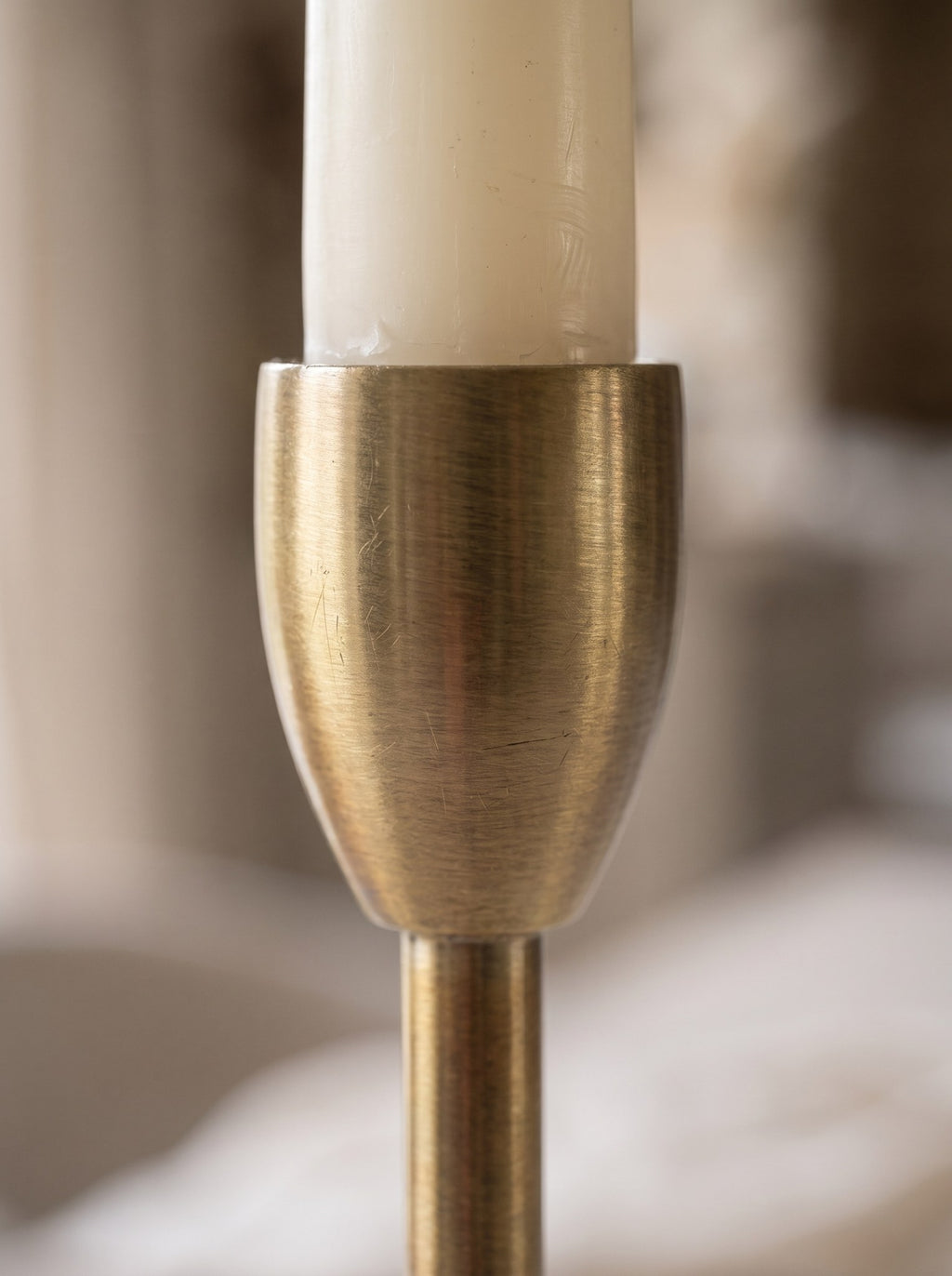 Kerzenhalter aus Messing - Detail der Messingoberfläche