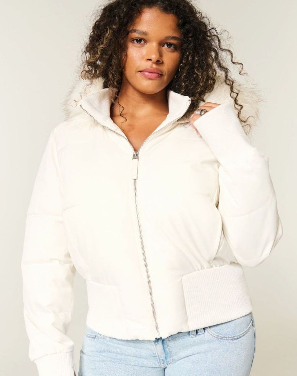 Kurze Pufferjacke Damen mit Kunstfell Kapuze – Ansicht 2