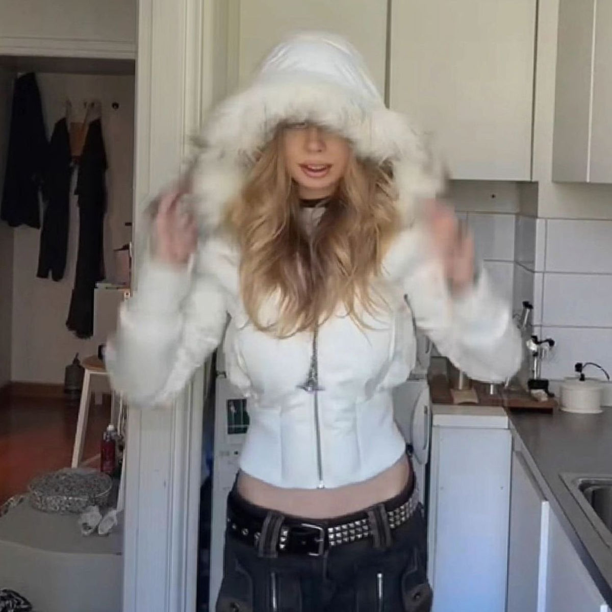 Kurze Pufferjacke Damen mit Kunstfell Kapuze – Ansicht 7