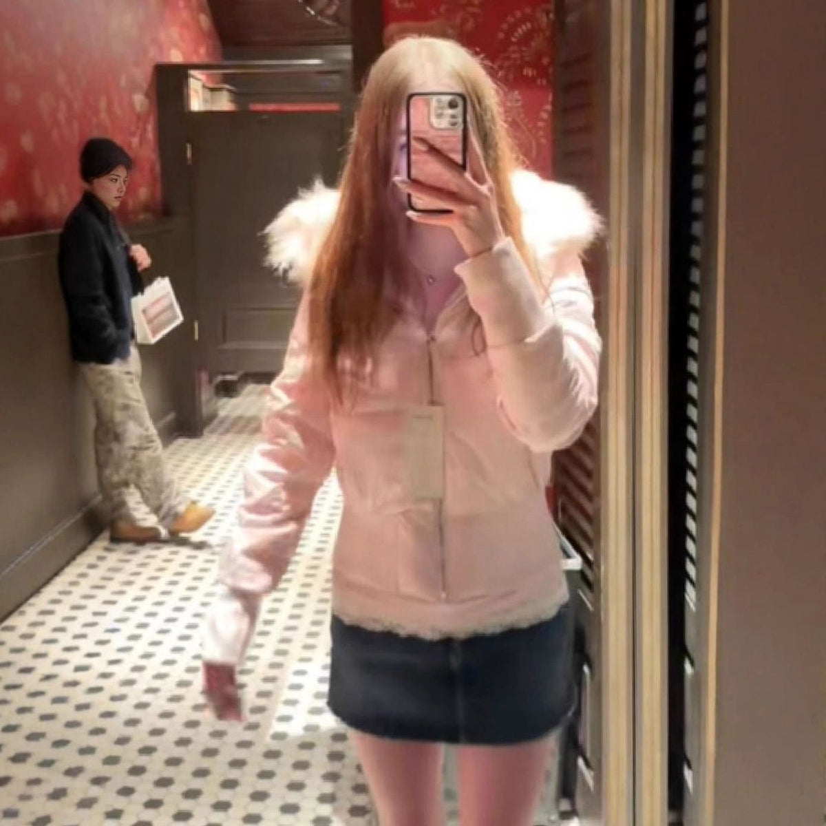 Kurze Pufferjacke Damen mit Kunstfell Kapuze – Ansicht 8